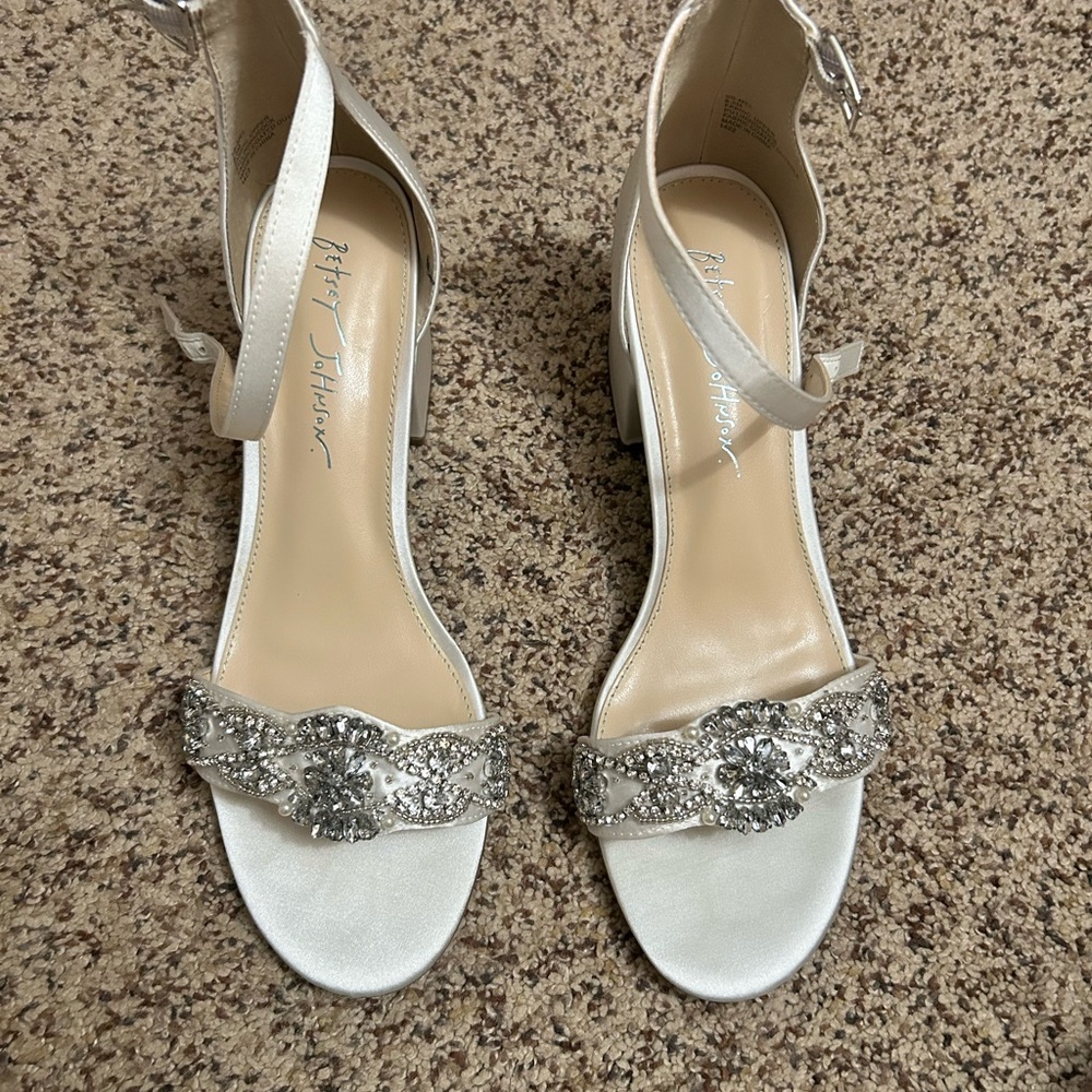 Betsey Johnson Women's Ivory Sandals/block heels